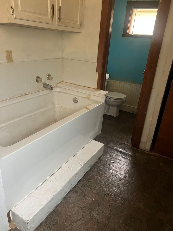 17 E 9th St - Photo 3 of 8