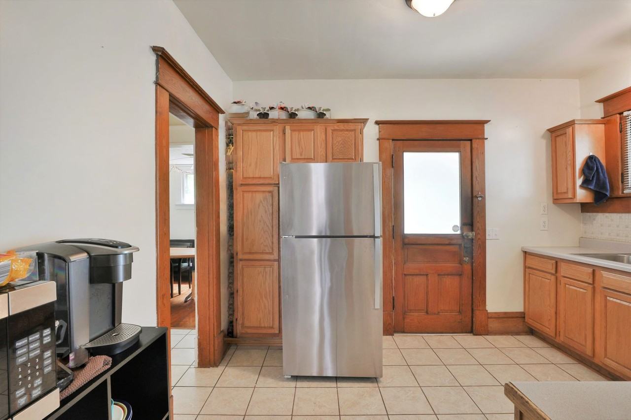 251 E Oakland Ave - Photo 7 of 28