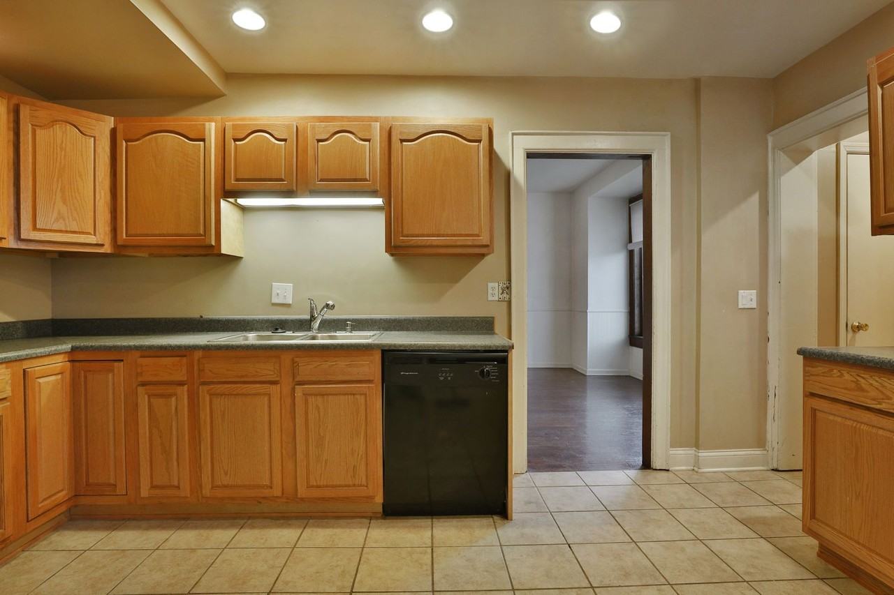 2403 Summit St - Photo 4 of 33