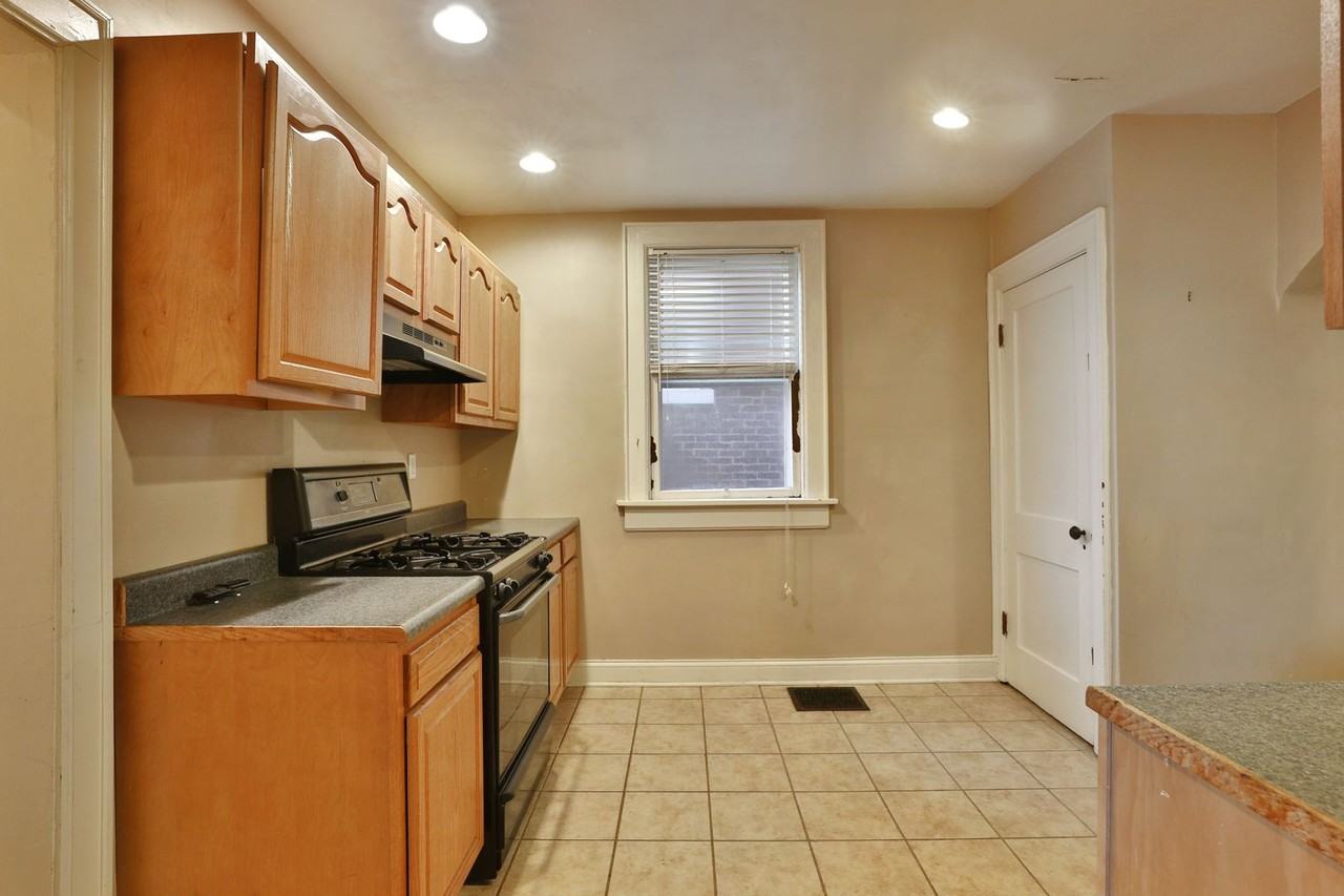 2403 Summit St - Photo 5 of 33