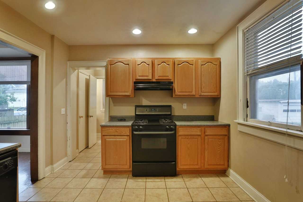 2403 Summit St - Photo 6 of 33