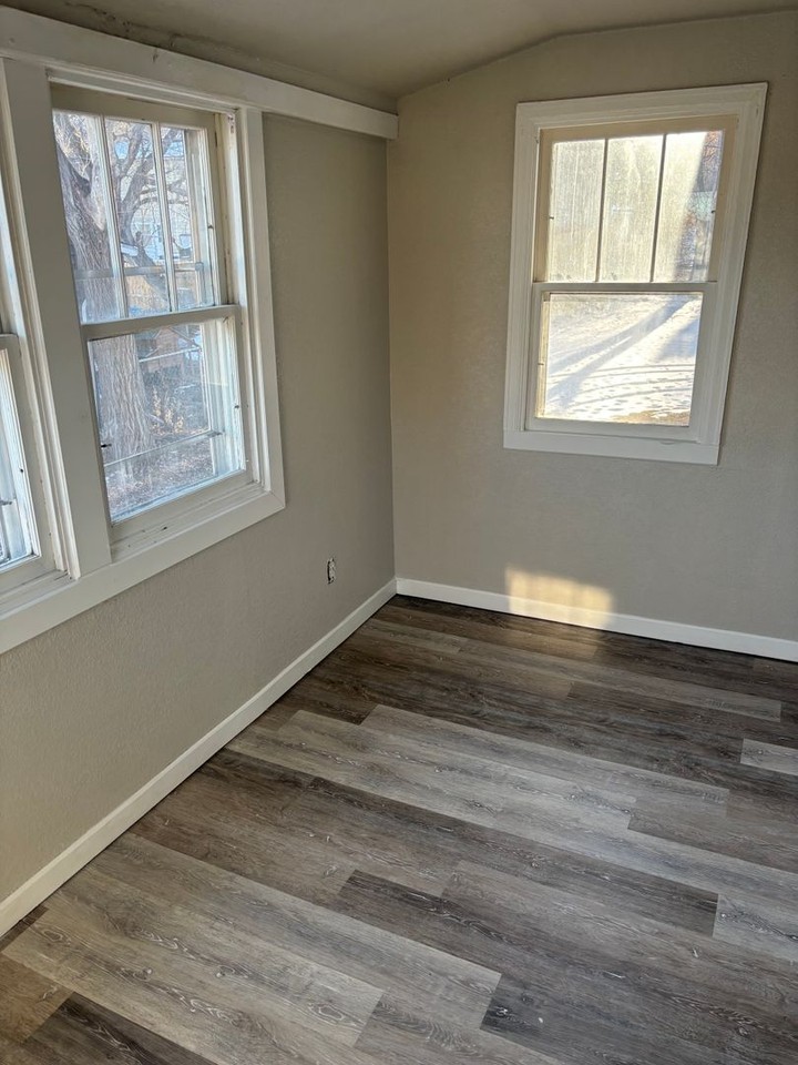1012 Valley St - Photo 3 of 7