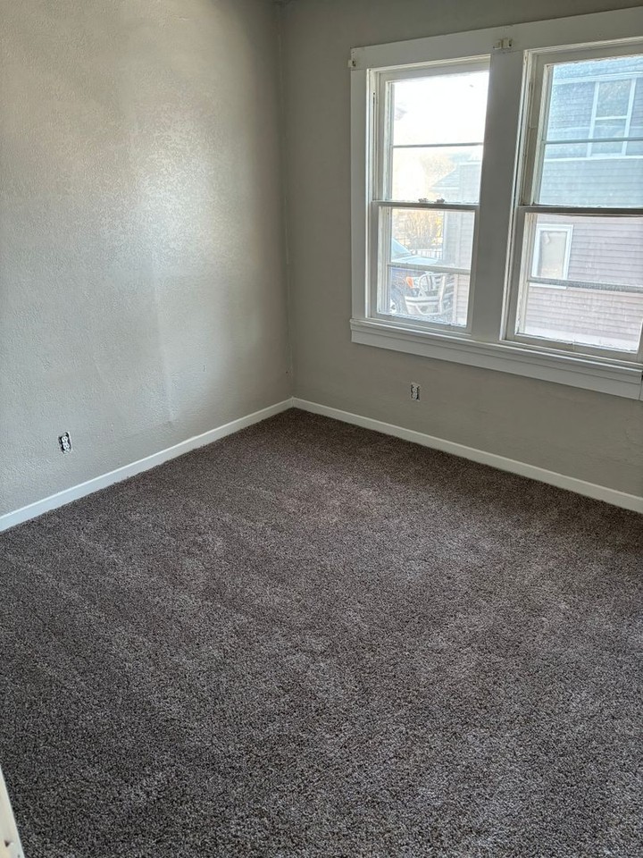 1012 Valley St - Photo 5 of 7