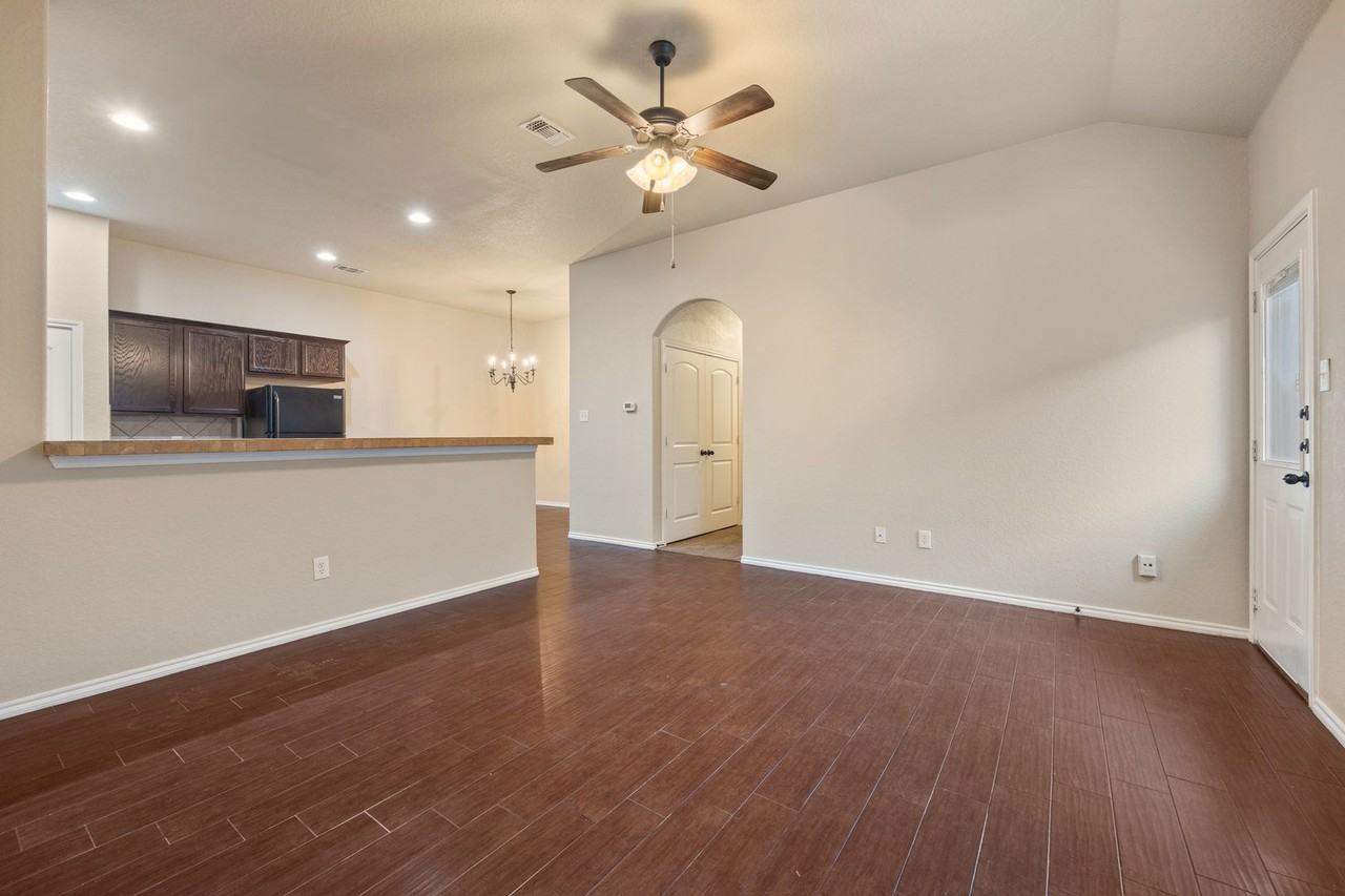 293 Rosalie Dr - Photo 3 of 15