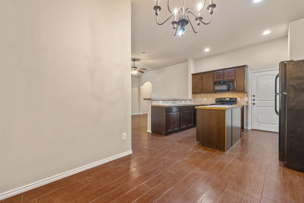 293 Rosalie Dr - Photo 5 of 15