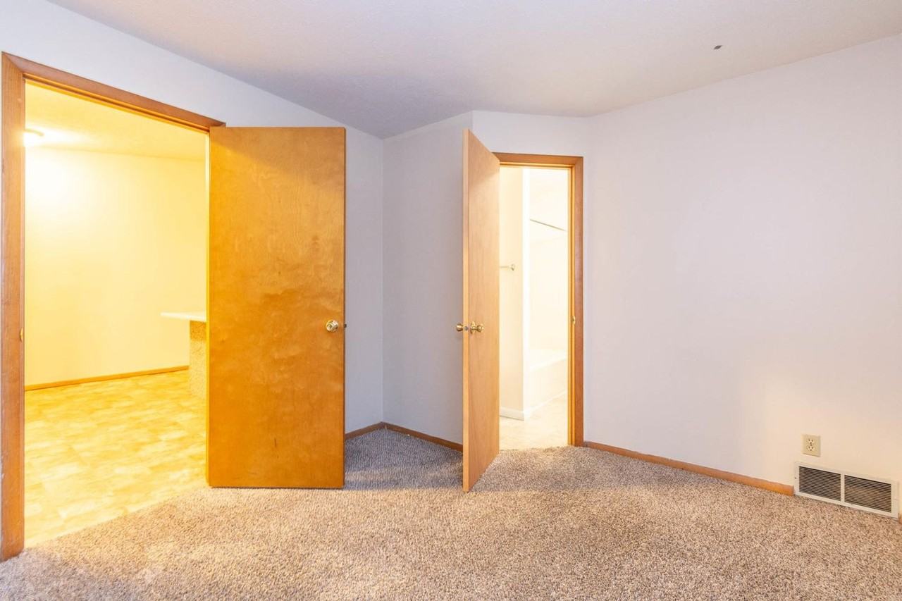 537 E Smith Ave - Photo 7 of 11