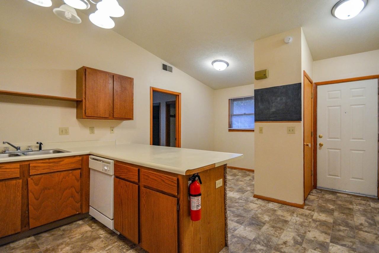 545 E Smith Ave - Photo 5 of 9