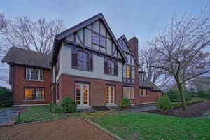 featured image of 3944 Woodlawn Dr