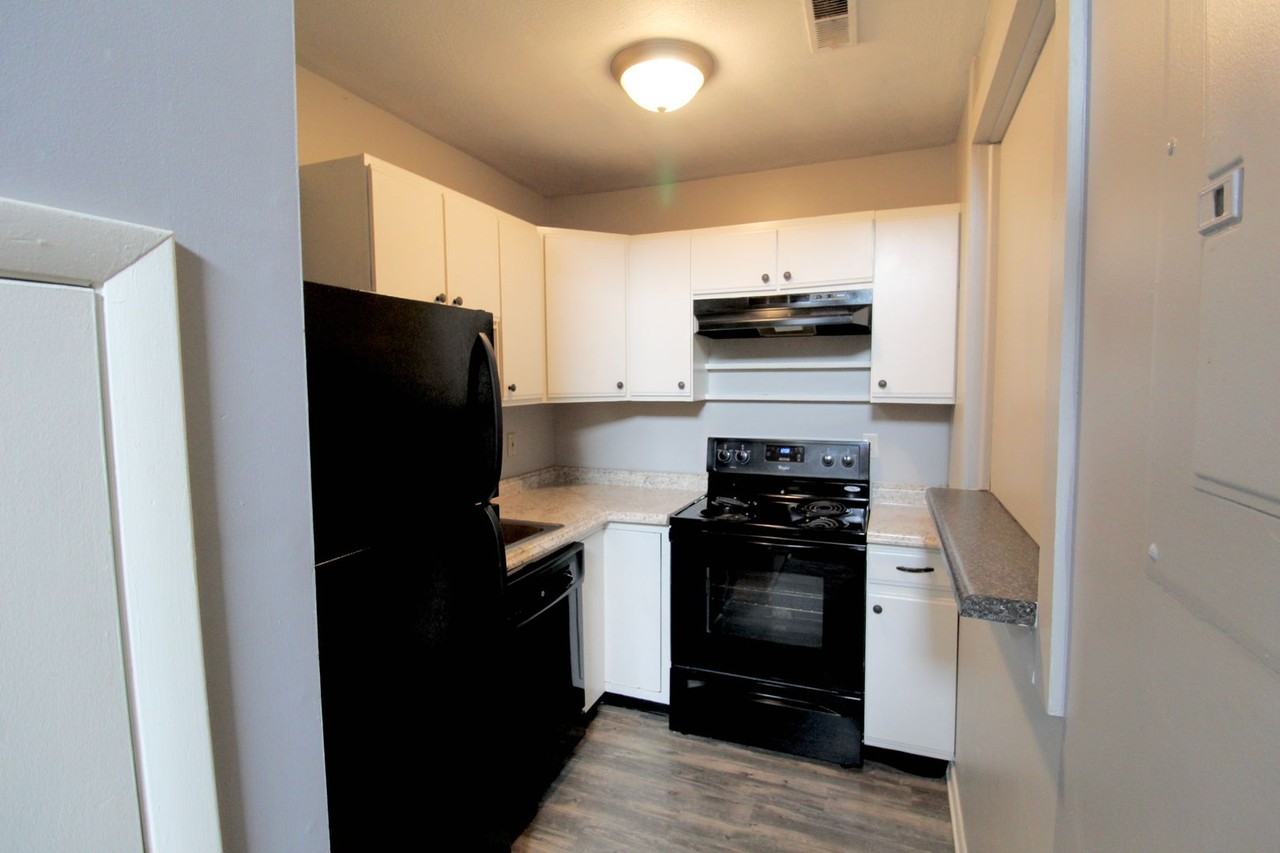 1304 Bradley Dr - Photo 3 of 25