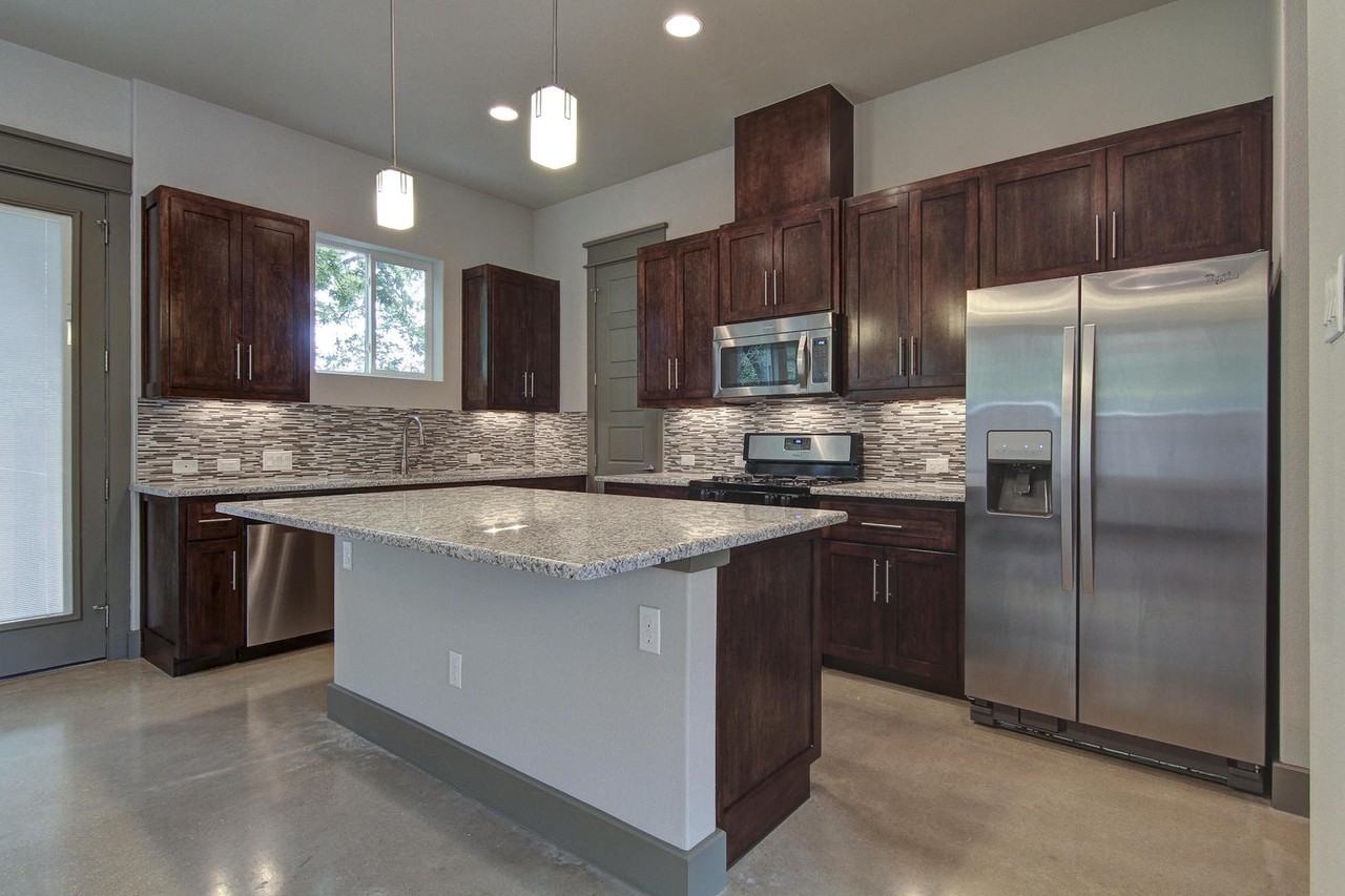 923 E 37th St - Photo 4 of 39