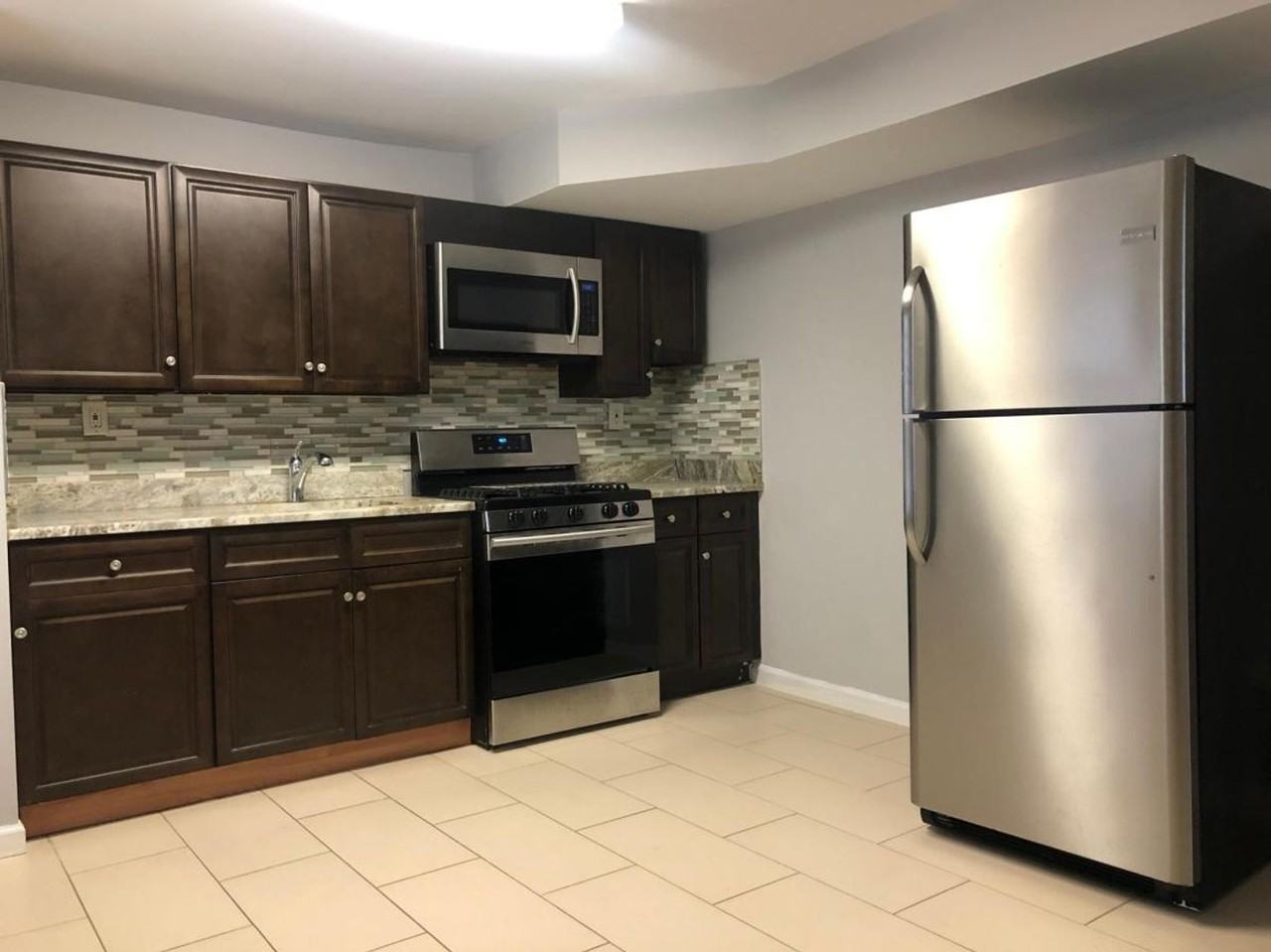 4902 Pine St - Photo 2 of 12