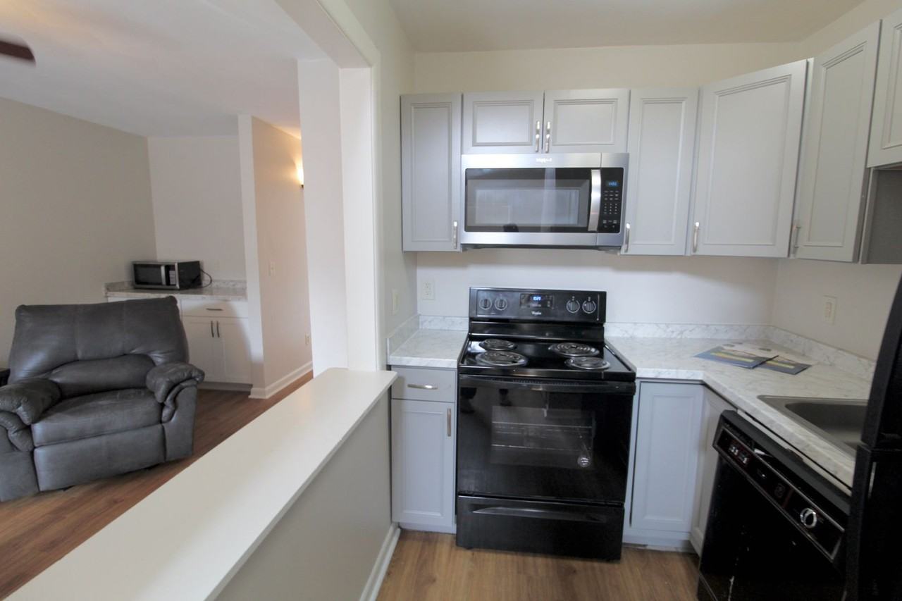 1420 Bradley Dr - Photo 4 of 30