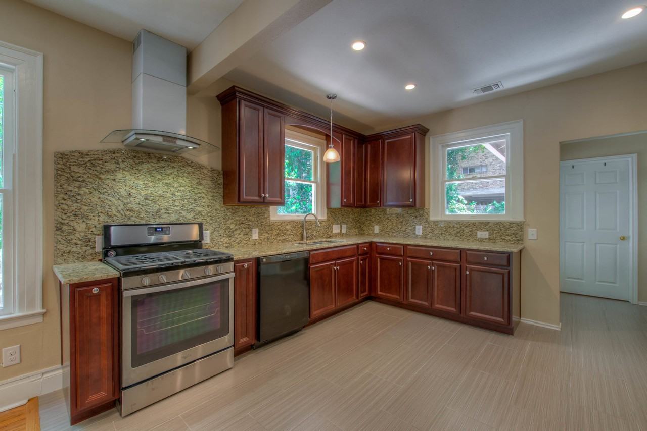 3211 Hampton Rd - Photo 5 of 24
