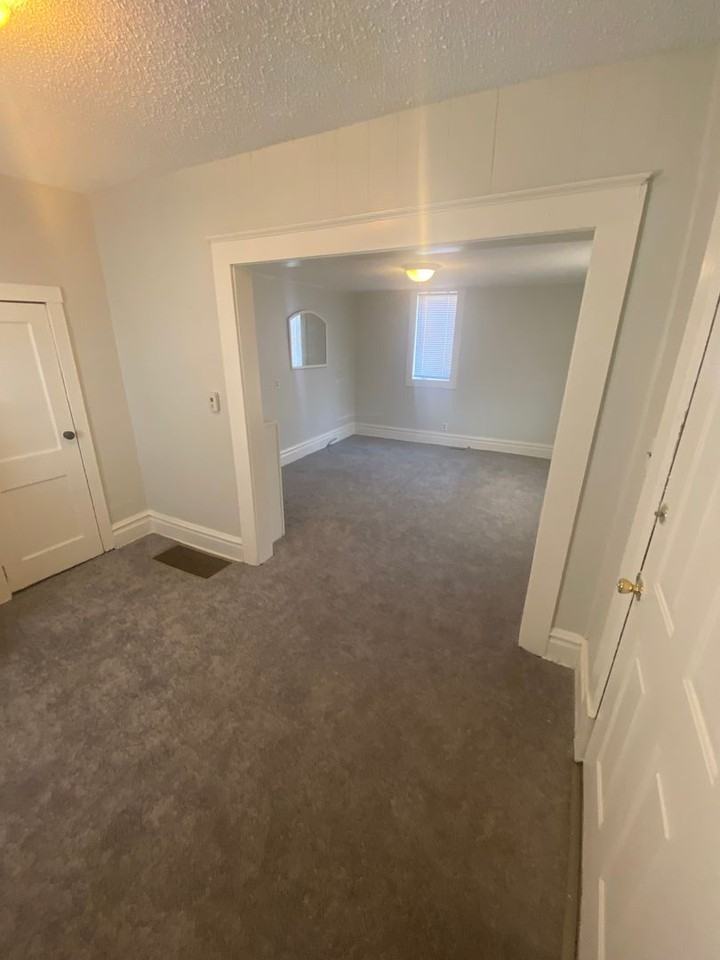 2027 Sw Van Buren St - Photo 2 of 4