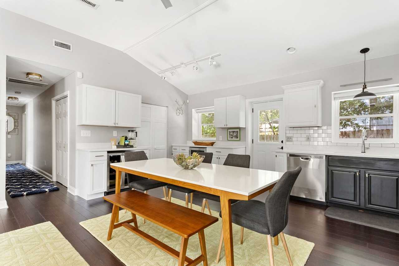 426 Bank St - Photo 7 of 45