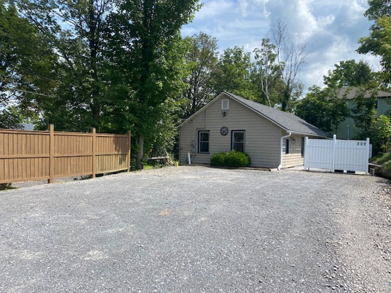 809 S Aurora St - Photo 2 of 30