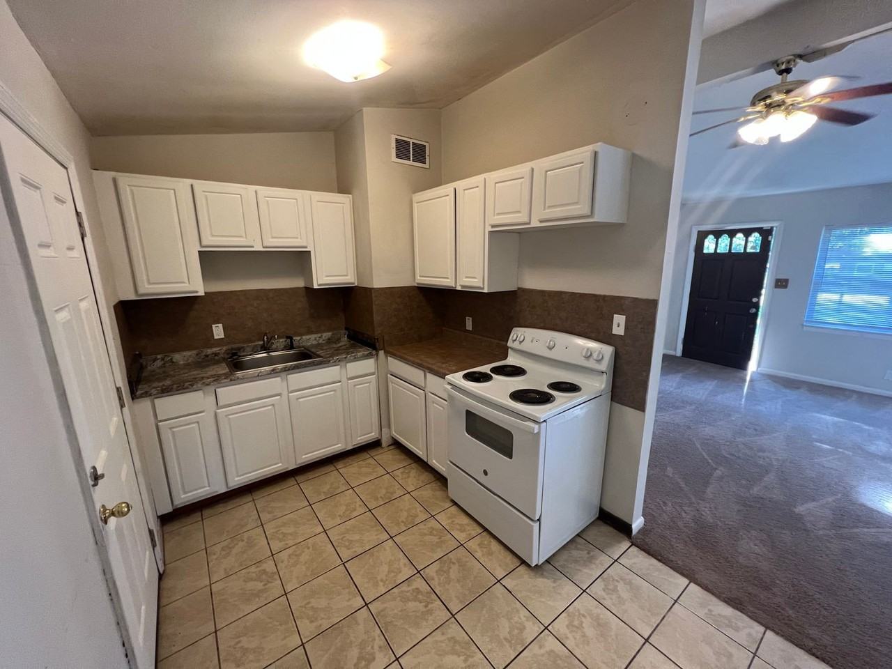 2008 Warwick St - Photo 3 of 7