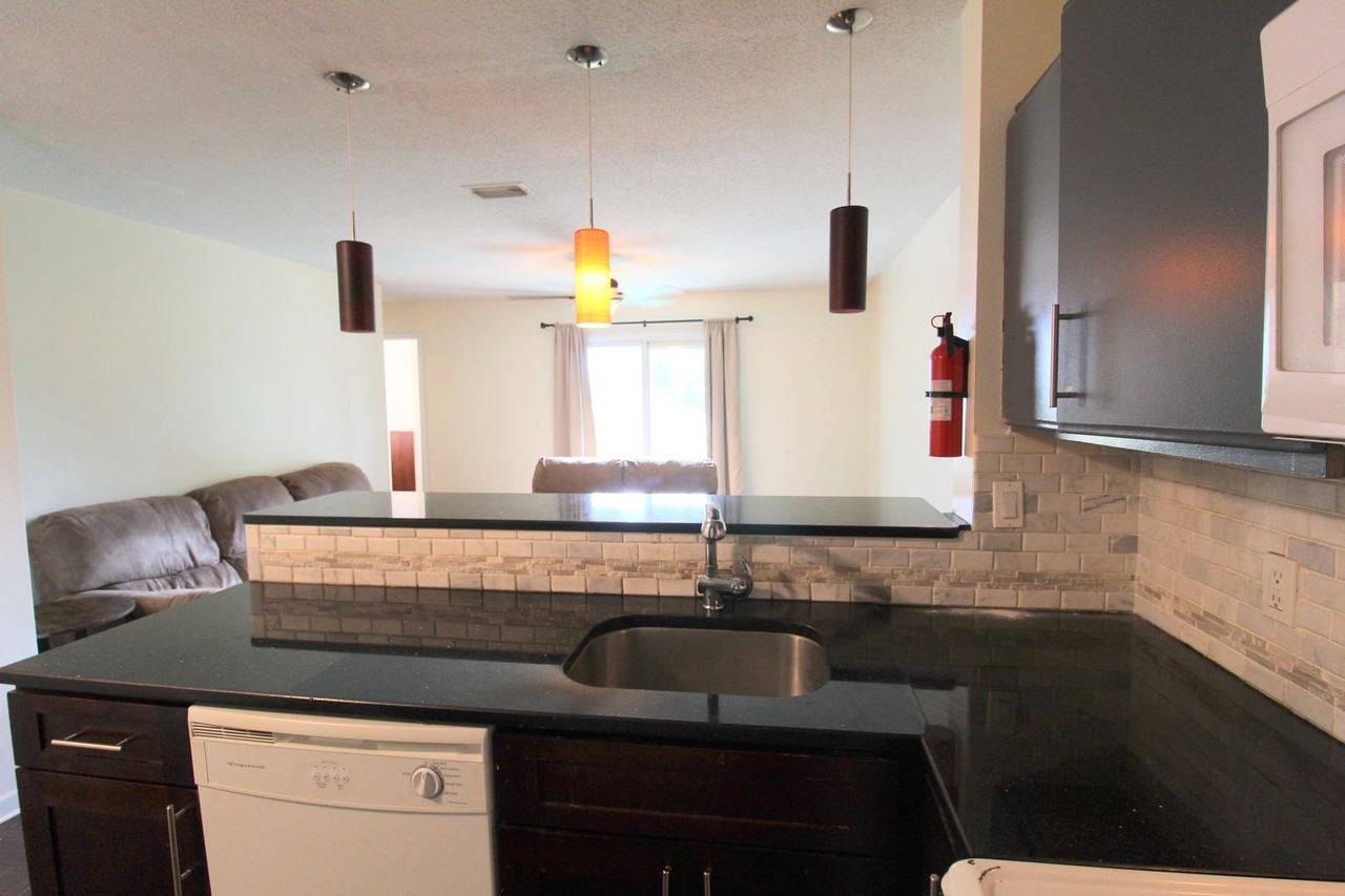 1342 Hunters Rd Apt C - Photo 4 of 18