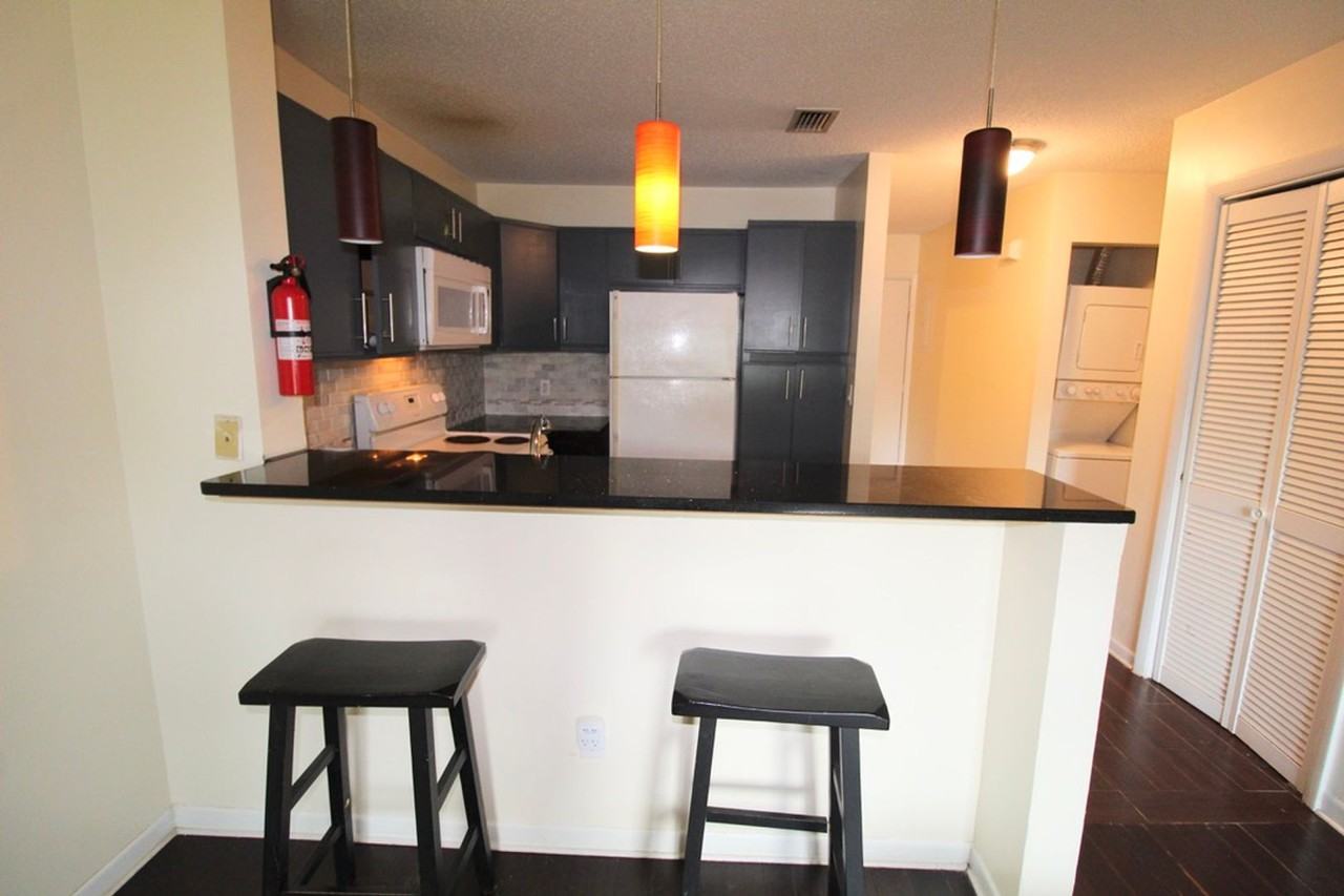 1342 Hunters Rd Apt C - Photo 5 of 18