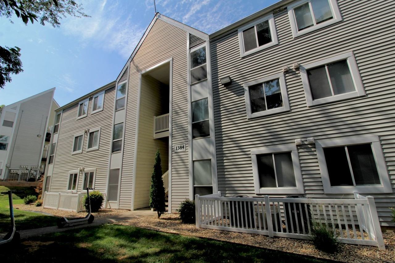 1384 Hunters Rd Apt I - Photo 2 of 22