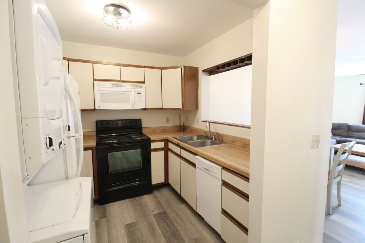 1384 Hunters Rd Apt I - Photo 3 of 22