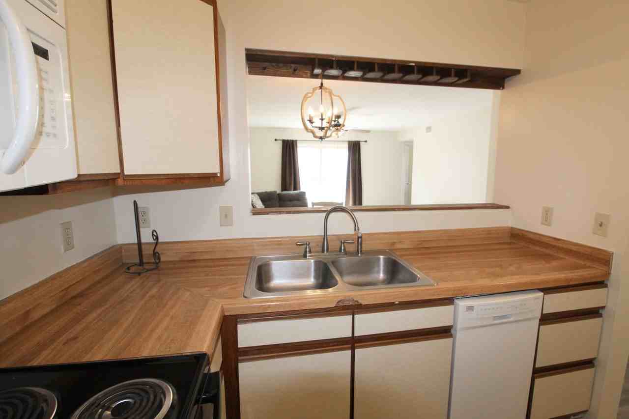 1384 Hunters Rd Apt I - Photo 4 of 22