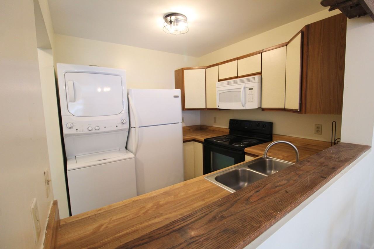 1384 Hunters Rd Apt I - Photo 5 of 22