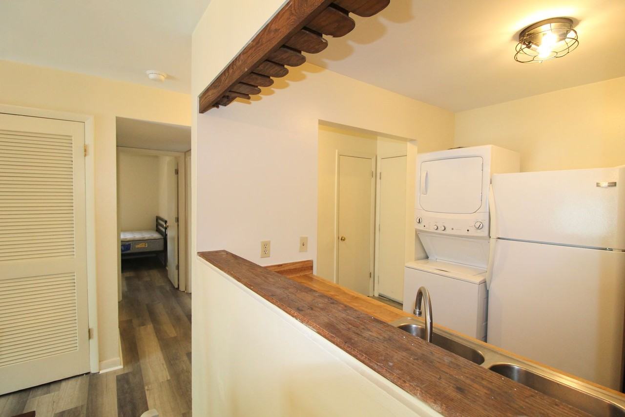 1384 Hunters Rd Apt I - Photo 7 of 22