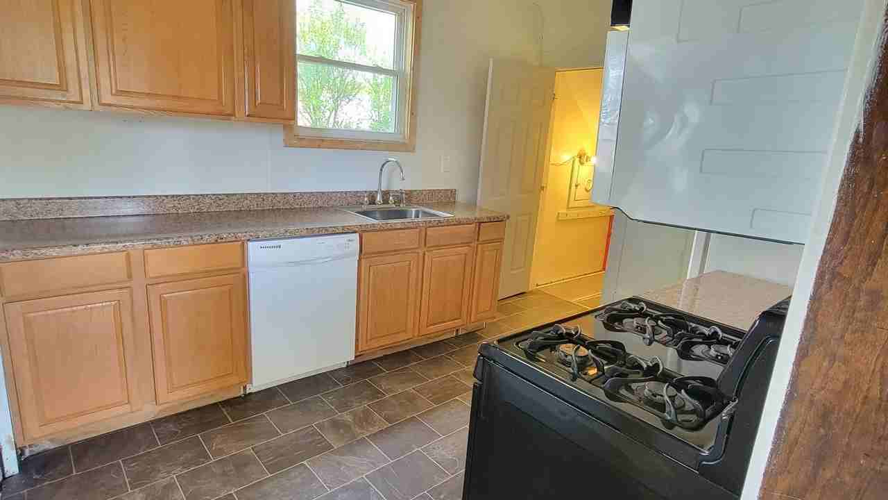 338 Fife St - Photo 6 of 10