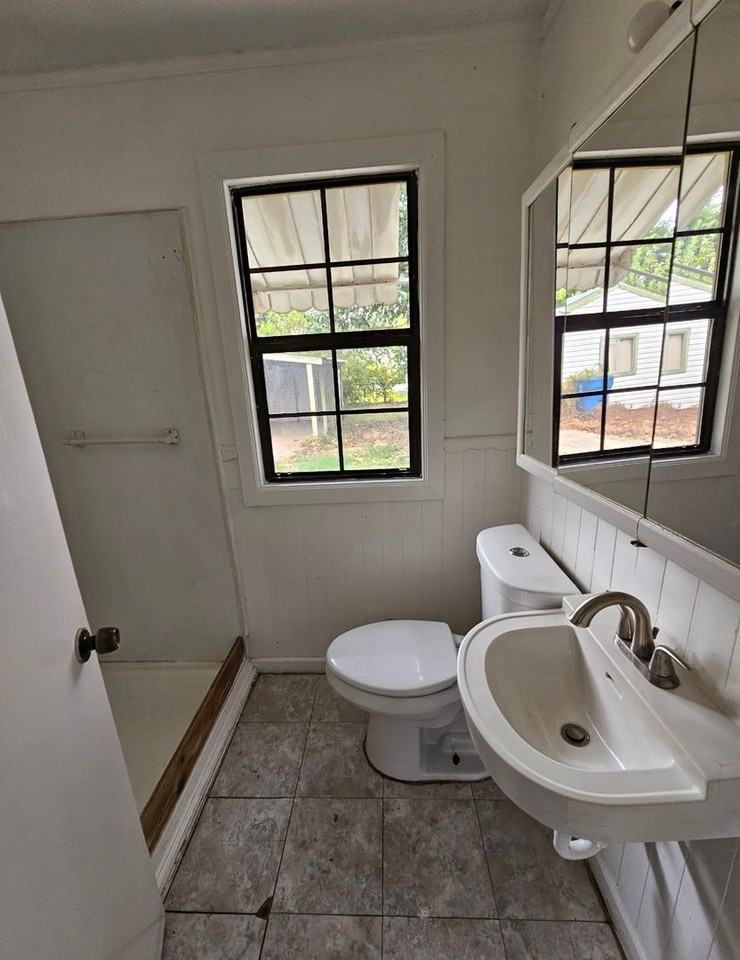 2220 S Air Depot Blvd - Photo 2 of 11