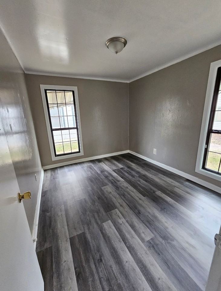 2220 S Air Depot Blvd - Photo 3 of 11