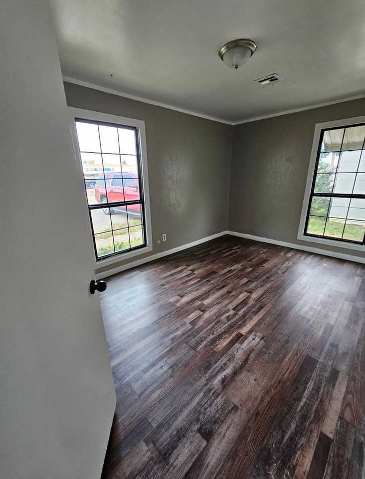 2220 S Air Depot Blvd - Photo 4 of 11