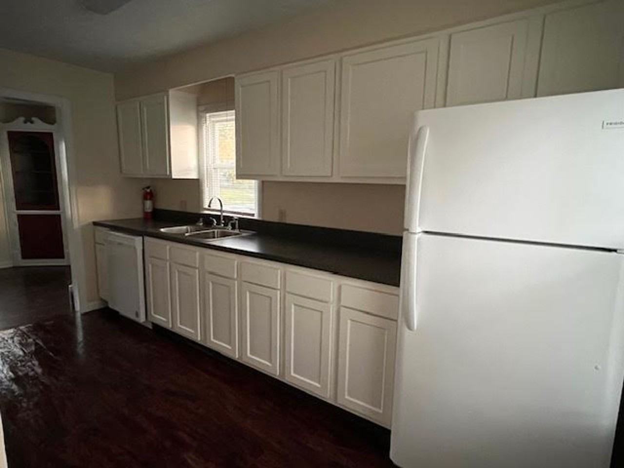 848 Lawrence Ave - Photo 3 of 16