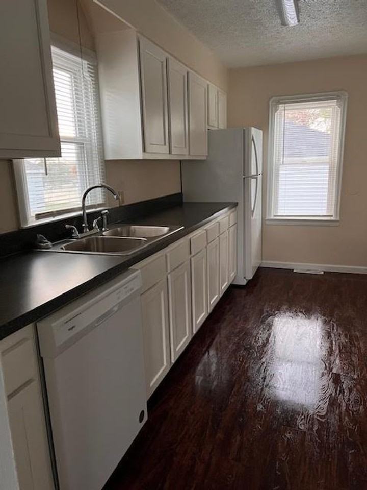 848 Lawrence Ave - Photo 4 of 16