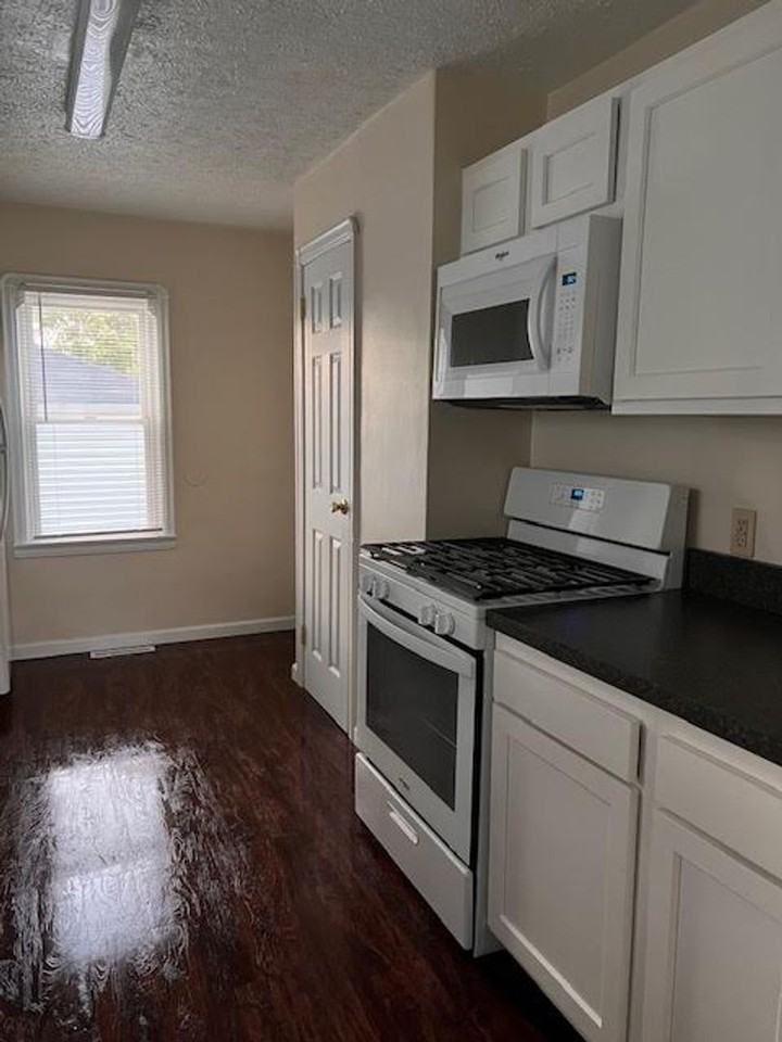 848 Lawrence Ave - Photo 5 of 16