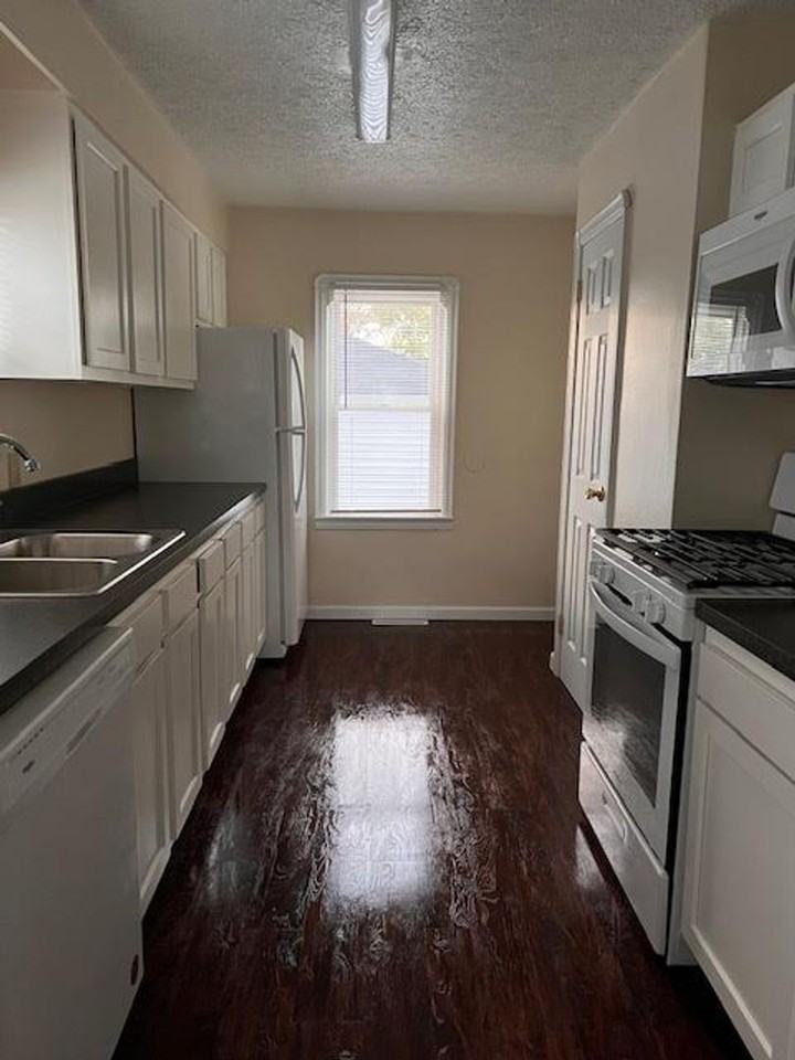 848 Lawrence Ave - Photo 7 of 16