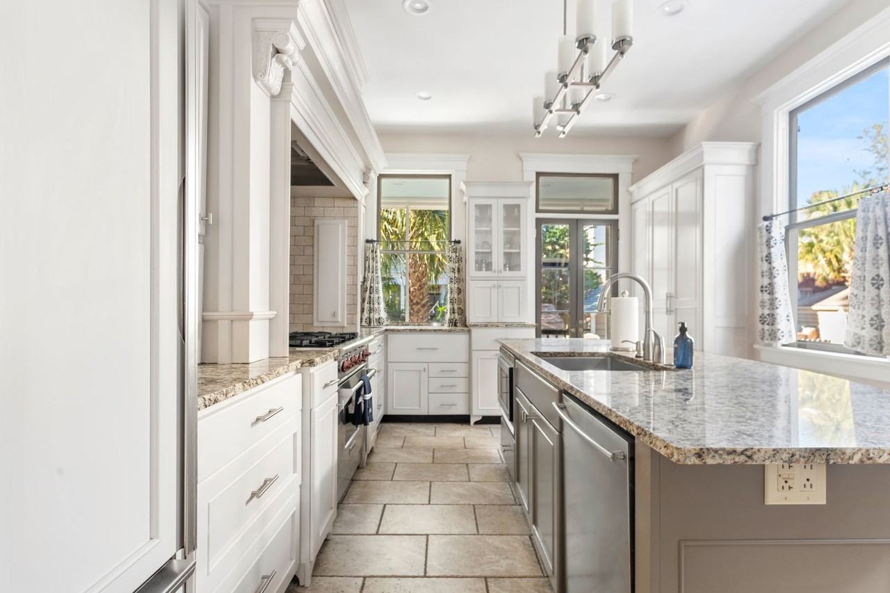 5 Colonial St - Photo 2 of 45