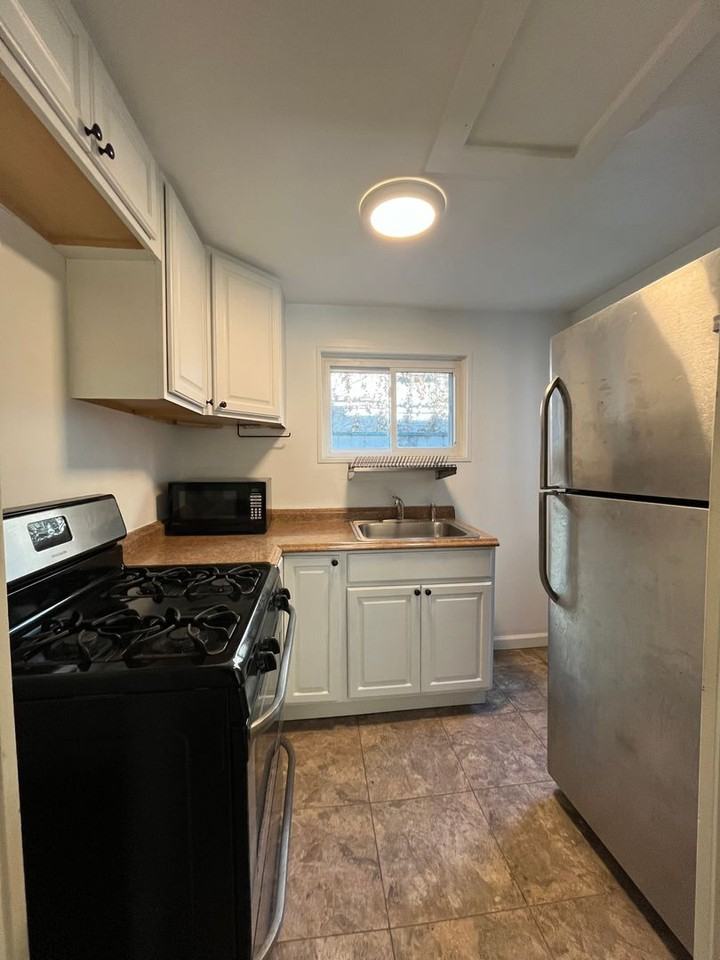 1825 Carlton St - Photo 5 of 23