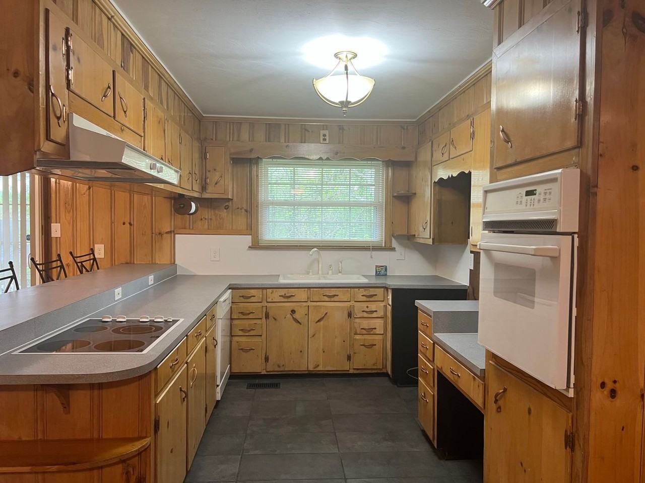 733 Pine St - Photo 4 of 34