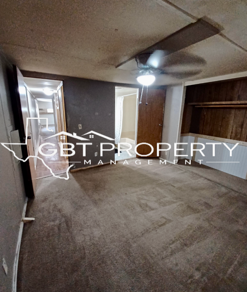 1059 Cardinal Ln - Photo 3 of 10