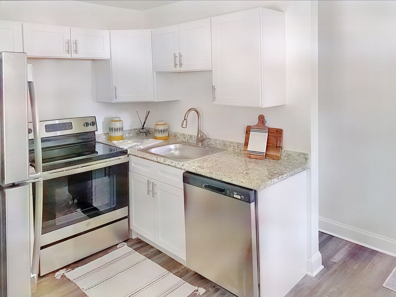 2449 Carmine St - Photo 2 of 9