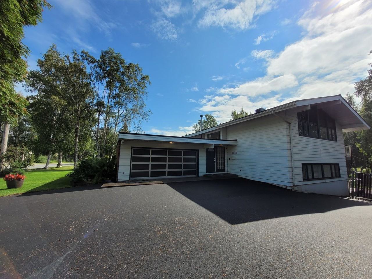 2040 Stanford Dr - Photo 2 of 28