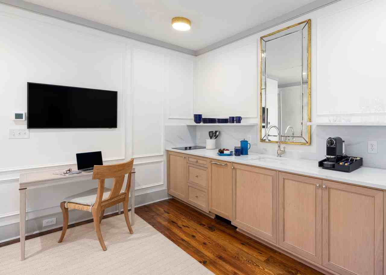 313 E Bay St - Photo 5 of 26