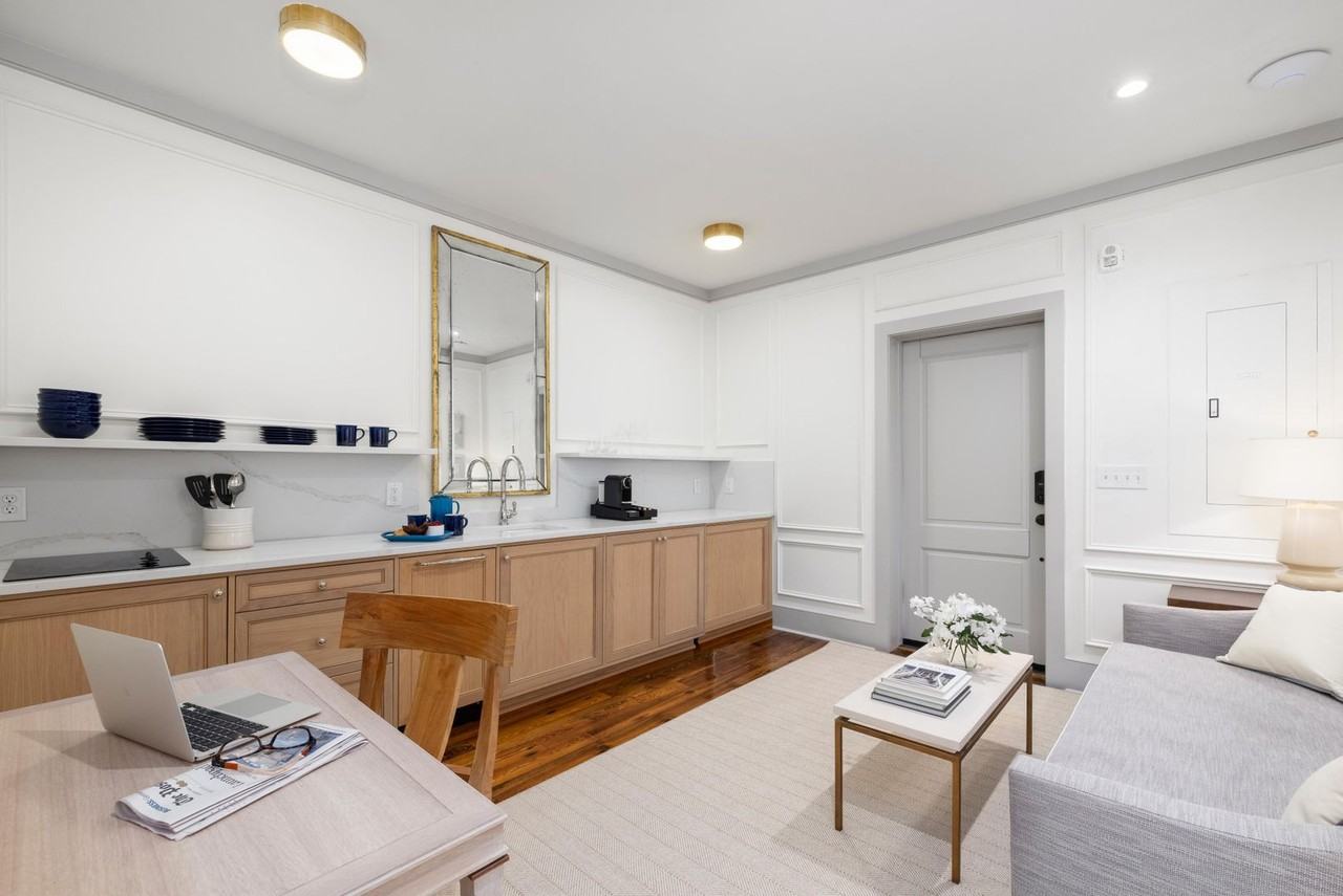 313 E Bay St - Photo 6 of 26