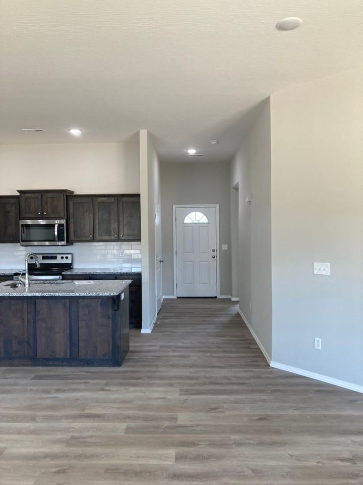 436 E Logan St - Photo 3 of 12