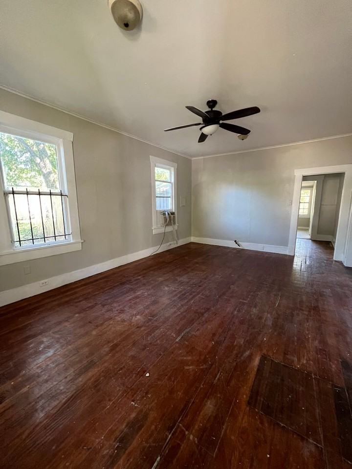 2413 Queens Hwy - Photo 2 of 11