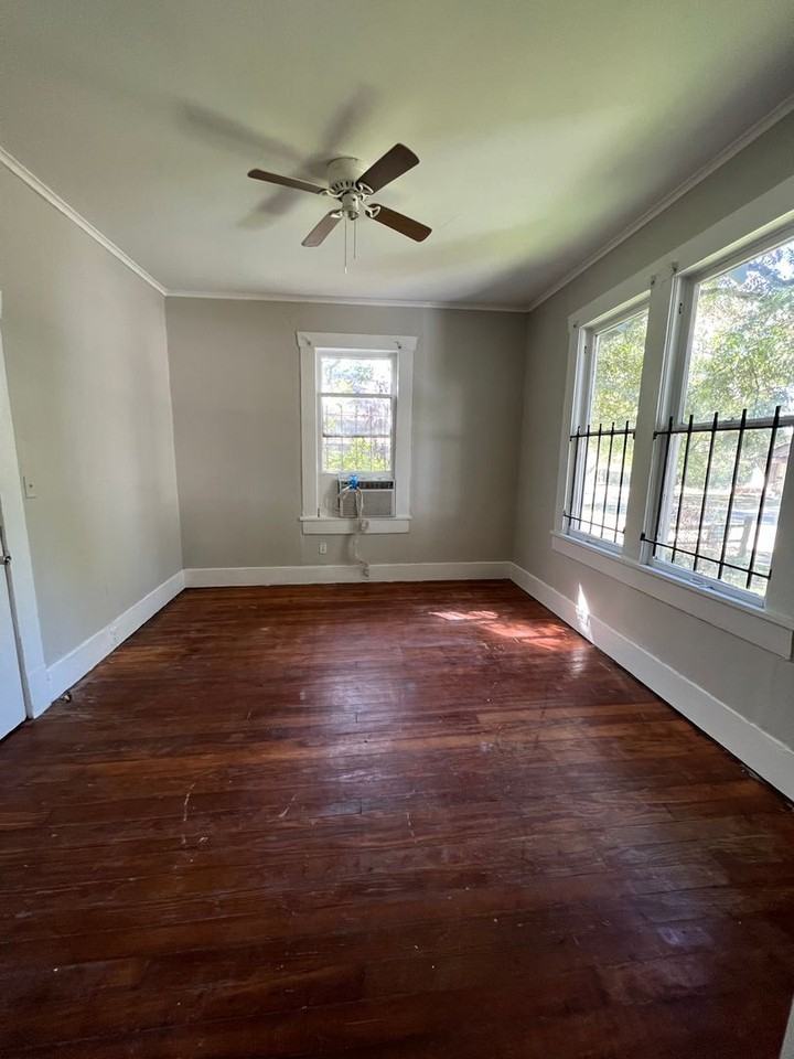2413 Queens Hwy - Photo 3 of 11