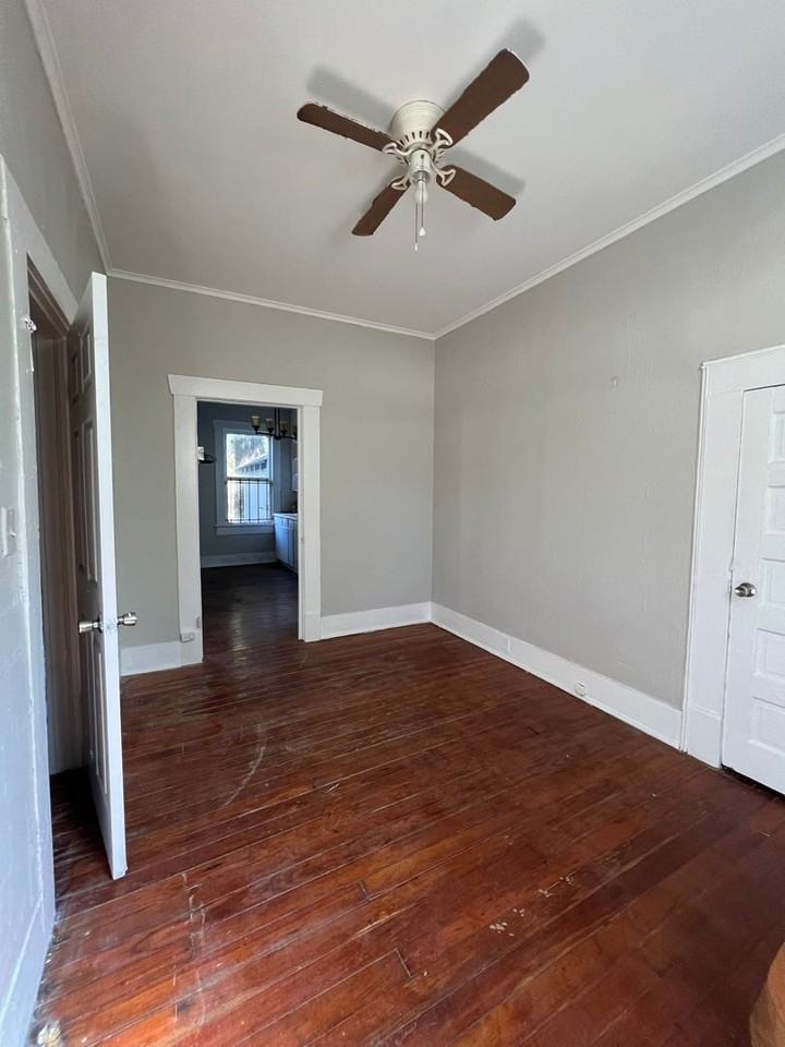 2413 Queens Hwy - Photo 4 of 11