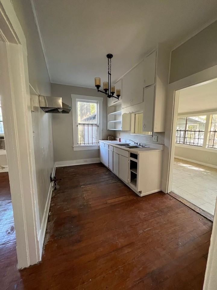 2413 Queens Hwy - Photo 5 of 11