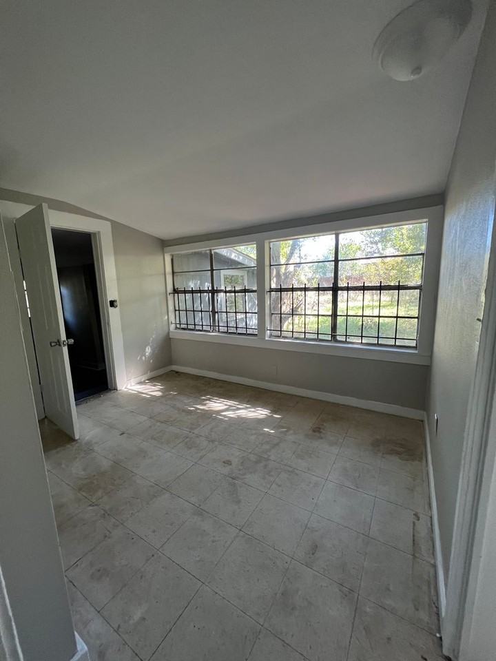 2413 Queens Hwy - Photo 6 of 11